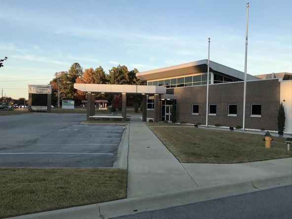 Medical Clinic / Surgery Center: 1507 Linwood Dr, Paragould, AR 72450